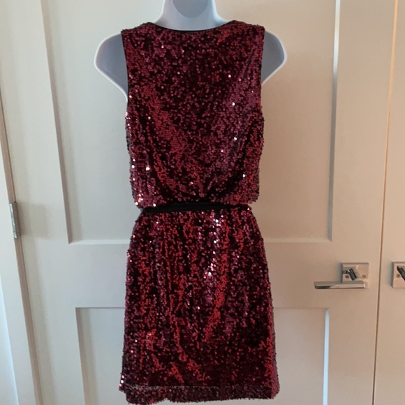 Cache red sequin mini dress, cowl neck, elastic waist W/ black tie belt size 4 - Picture 5 of 7